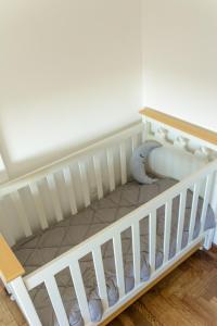 a white crib in a room with aaning at Peatonal Apart in Bahía Blanca