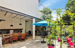 Κήπος έξω από το Lovely Home In Villeneuve De Berg +44 φωτογραφίες