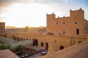 una vista desde el techo de un edificio en Riad Du Sud, en Tamsahelt