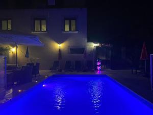 Bazén v ubytovaní Magnifique Villa avec piscine Beaujolais alebo v jeho blízkosti
