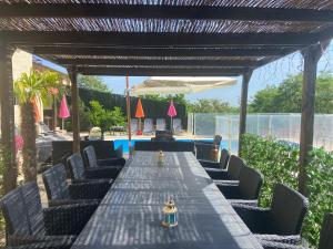Balkón alebo terasa v ubytovaní Magnifique Villa avec piscine Beaujolais