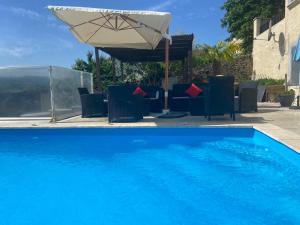 Bazén v ubytovaní Magnifique Villa avec piscine Beaujolais alebo v jeho blízkosti
