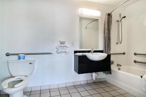 Koupelna v ubytování Motel 6-Lubbock, TX