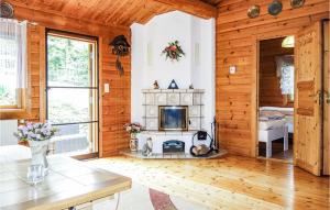 - un salon avec une cheminée dans une maison en bois dans l'établissement Beautiful Home In Diemelsee With House A Panoramic View, à Diemelsee