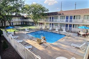 Bazén v ubytování Motel 6-Lubbock, TX nebo v jeho okolí