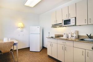 Kuchyň nebo kuchyňský kout v ubytování Motel 6-Lubbock, TX
