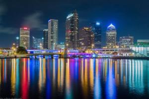 Blick auf eine Stadt in der Nacht mit Lichtern auf dem Wasser in der Unterkunft Luxury Holistic Oasis by Bayshore/Hyde Park/SoHo in Tampa