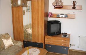 - un salon avec une télévision sur une commode en bois dans l'établissement Stunning Apartment In Karlshagen, à Karlshagen