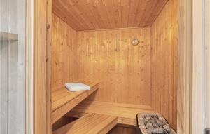 a wooden sauna with a bench in the middle at Friedrichskoog-Strandpark 24 in Friedrichskoog +25 photos