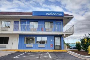 a blue building with a welcome sign on it at Motel 6-Elkton, MD in Elkton