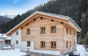 una casa de madera en la nieve con árboles en Amazing Home In Klsterle Am Arlberg With Wifi, en Klösterle am Arlberg