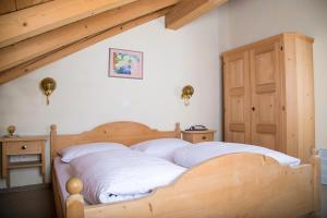 Postel nebo postele na pokoji v ubytování Casa Tödi Restaurant Hotel