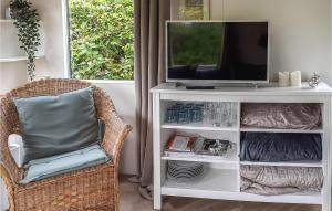 TV a/nebo společenská místnost v ubytování 2 Bedroom Lovely Home In Renesse + 10 fotografií