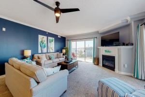 uma sala de estar com um sofá e uma lareira em Bahia Vista II 305 em Ocean City
