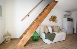 ein Wohnzimmer mit einem Bett und einer Treppe in der Unterkunft Beautiful Home In Gracisce With 1 Bedrooms, Wifi And Outdoor Swimming Pool in Gračišče