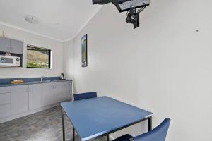 A cozinha ou cozinha compacta de Linkwater 12 - Marlborough Sounds Holiday Unit