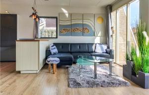 Et sittehjørne på Stunning Home In Vlagtwedde With Kitchen