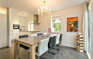 Η κουζίνα ή μικρή κουζίνα στο 3 Bedroom Gorgeous Home In Vlagtwedde