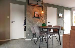 - une salle à manger avec une table et des chaises dans l'établissement Beautiful Home In Scherpenisse With Wifi And 2 Bedrooms, à Scherpenisse
