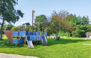Area giochi per bambini di Gorgeous Home In Heinkenszand With House Sea View
