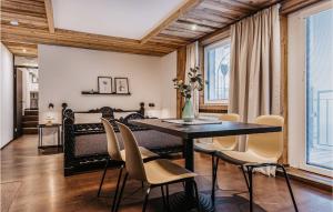 een eetkamer met een tafel en stoelen bij 1 Bedroom Lovely Apartment In Wagrain in Wagrain