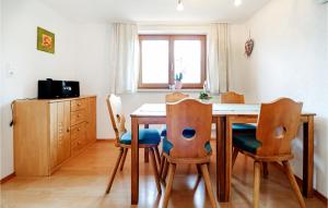 Televízia a/alebo spoločenská miestnosť v ubytovaní Moderne Ferienwohnung Uderns
