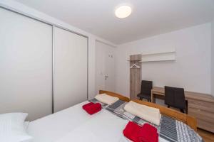 een slaapkamer met 2 bedden en een tafel en stoelen bij Apartment in Biograd na Moru - Biograd Riviera 42471 in Biograd na Moru