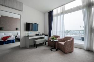 布袋鎮的住宿－布袋文創Hotel，酒店客房配有椅子、书桌和床。