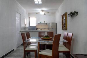 La cuisine est équipée d'une table, de chaises et d'un réfrigérateur. dans l'établissement Blanca, à Cancún