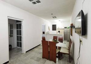 - une cuisine et une salle à manger avec une table et des chaises dans l'établissement Blanca, à Cancún