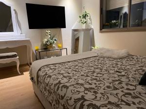 A bed or beds in a room at Chambre d'hôte close to the Airport MED 5 & market