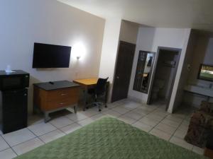 A television and/or entertainment centre at Executive Inn Laguna Vista