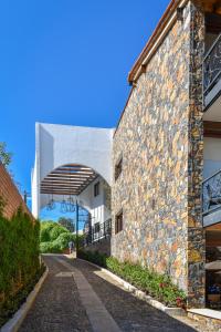un edificio de piedra con toldo junto a una calle en Quinta Tere Hotel & Gallery en Atemajac de Brizuela