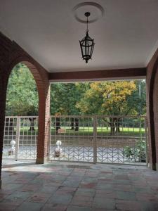 聖米格爾德圖庫曼的住宿－Casa Frente Parque Guillermina，通往带门和灯的庭院的入口