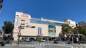 甲府市にある東横INN甲府駅南口2の建物の横にチョコサイン