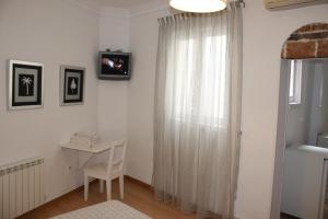 Telewizja i/lub zestaw kina domowego w obiekcie Hostal Adriano