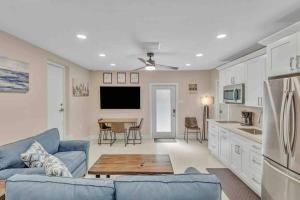 Φωτογραφία από το άλμπουμ του Rare Hidden Getaway Heated Pool 1.5 acres! Sleeps 16 σε Fort Lauderdale