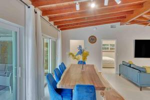 Φωτογραφία από το άλμπουμ του Rare Hidden Getaway Heated Pool 1.5 acres! Sleeps 16 σε Fort Lauderdale