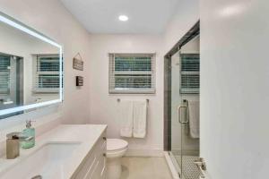 Φωτογραφία από το άλμπουμ του Rare Hidden Getaway Heated Pool 1.5 acres! Sleeps 16 σε Fort Lauderdale