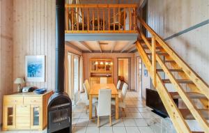 ein Esszimmer mit einem Tisch und einem Holzofen in der Unterkunft Nice Home In Rechlin With Sauna in Rechlin