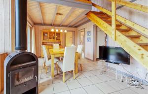 sala de estar con estufa de leña y mesa en Nice Home In Rechlin With Sauna en Rechlin