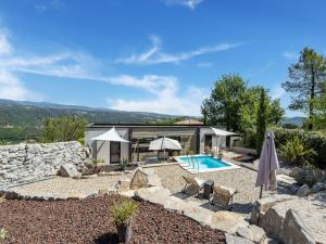 レ・ヴァンにあるBrand new modern villa beautifully situated with private poolのスイミングプール付きのヴィラ、家