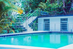 une maison avec une piscine et un escalier dans l'établissement The Blue Mountain Resort, à Bandarawela