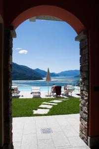 a view of the beach through an archway at Residence CaFelicita in Gravedona