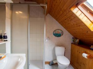 un baño con inodoro y lavabo en Gîte charmant avec jardin et cheminée à 2 km de Cherveix-Cubas, proche sites préhistoriques et nautiques - FR-1-616-158, en Cherveix-Cubas