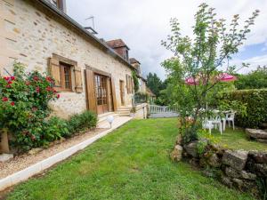 - Vistas externas a una casa con jardín en Gîte charmant avec jardin et cheminée à 2 km de Cherveix-Cubas, proche sites préhistoriques et nautiques - FR-1-616-158, en Cherveix-Cubas