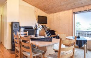 Hommersåkにある3 Bedroom Beautiful Home In Hommerskのダイニングルーム(木製テーブル、椅子付)