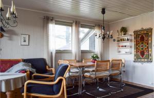 ein Esszimmer mit einem Tisch und Stühlen in der Unterkunft 3 Bedroom Lovely Home In Helvik in Egersund