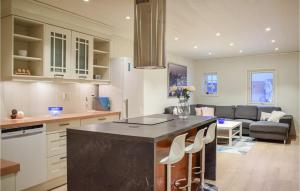 Kjøkken eller kjøkkenkrok på Nice Home In Sandve With House Sea View