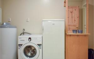 einen Kühlschrank neben einer Waschmaschine in einer Küche in der Unterkunft Lovely Home In Forsand With House Sea View in Jørpeland